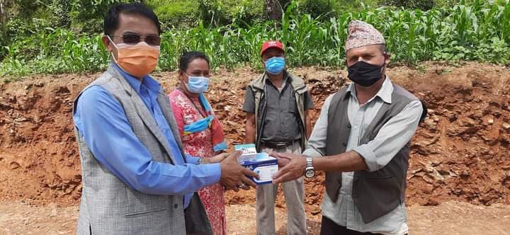वडाध्यक्षको नेतृत्वमा कारोना संक्रमणको परामर्श : स्वास्थ्य सामग्री हस्तान्तरण