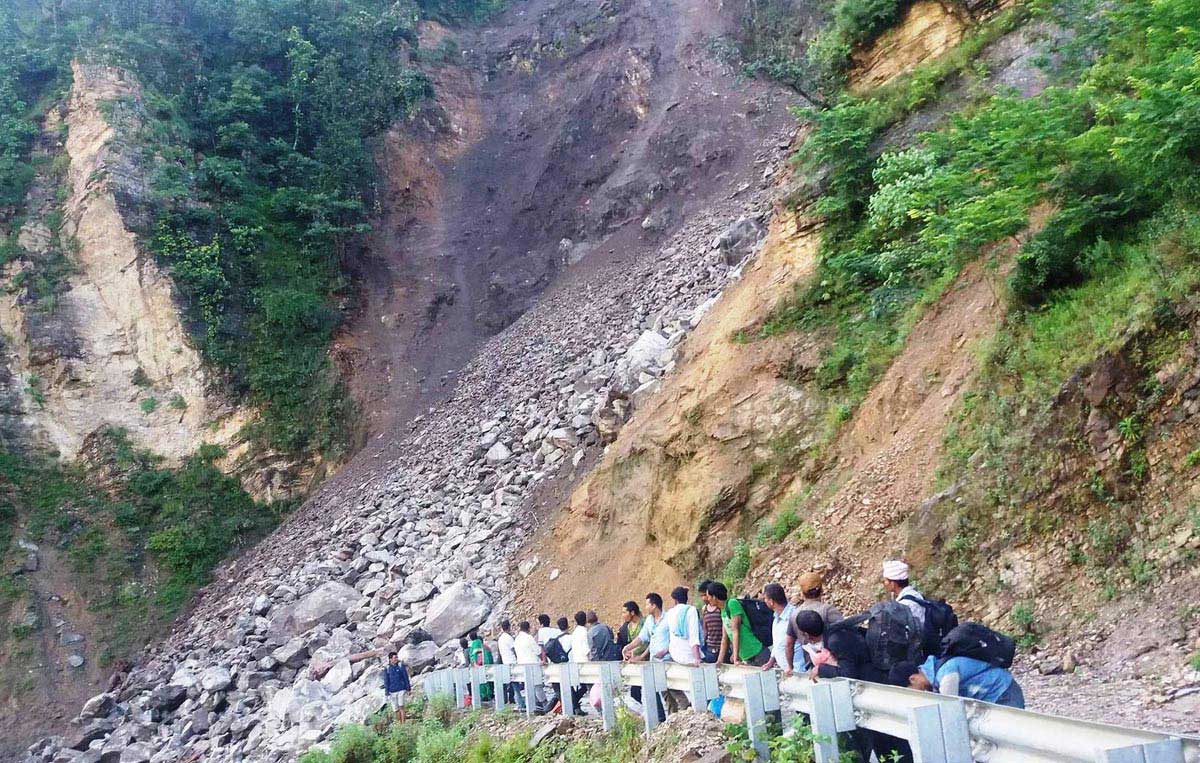 पहिराले कर्णाली राजमार्ग अवरुद्ध