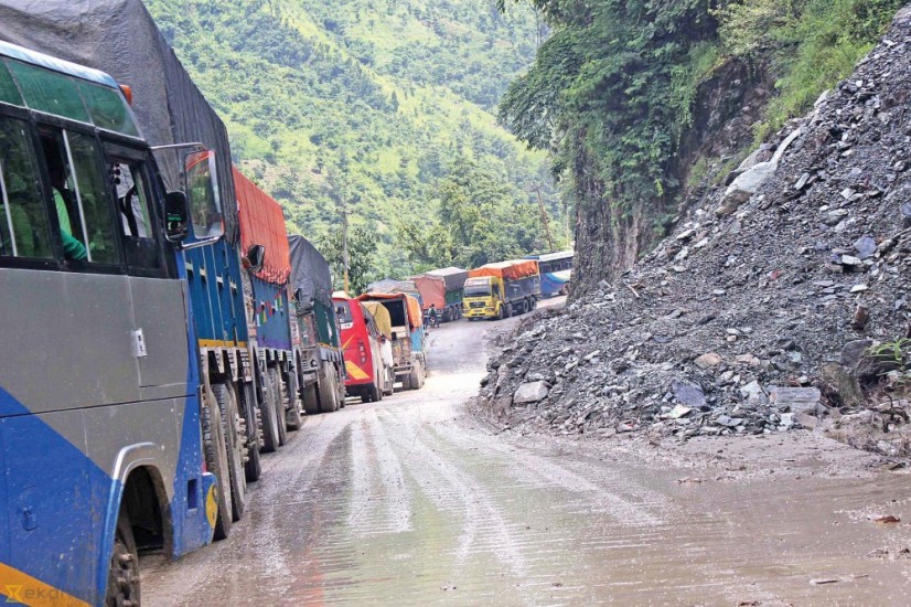 नारायणगढ–मुग्लिन सडकखण्डमा ठाउँठाउँमा खस्यो पहिरो