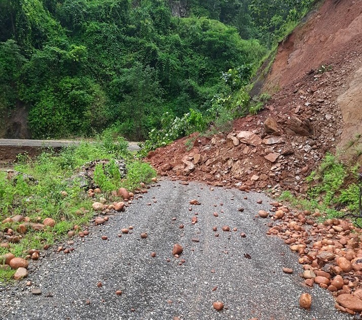 त्रिभुवन राजपथको पहिरो पन्छाई यातायात सञ्चालन