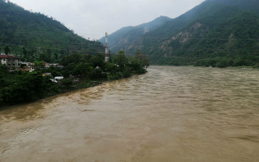 कर्णाली नदी छेउछाउका बस्ती बाढी पहिरोको उच्च जोखिममा