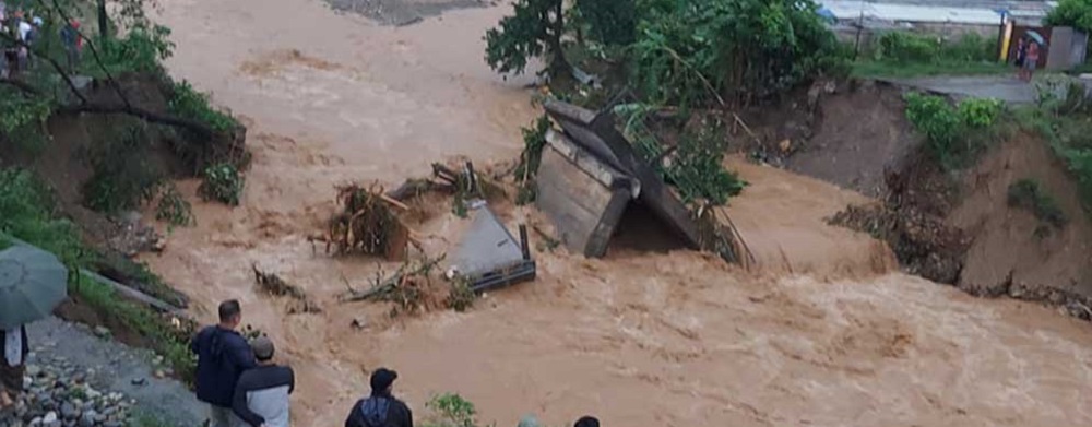 मर्स्याङ्दी नदीले सतर्कता तह पार गर्‍यो, बाढीले छाब्दीखोला पुल बगायो