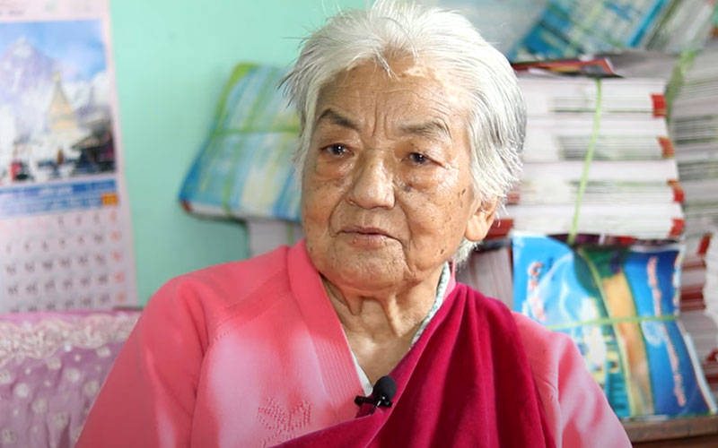 खोप लगाएपछि ९० वर्षिय भद्र कुमारी घले भन्छिन्,‘देउवा सरकारलाई जनताले आशिर्वाद दिन्छ’
