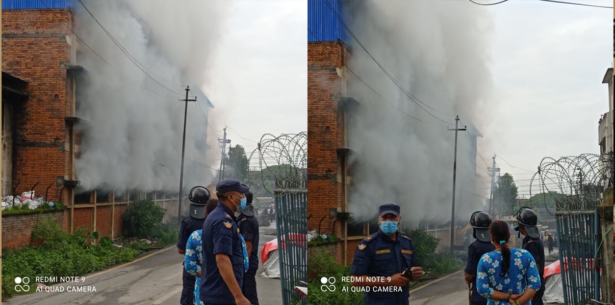 फोटोमा हेर्नुहोस् बालाजु औद्योगिक क्षेत्रभित्रको नेविको विष्कुट उद्योगमा भएको आगलागी