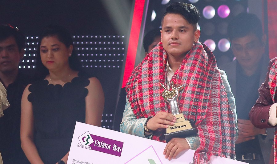 पुरस्कार रकम नेपालको पूर्व र पश्चिममा रहेको शिविरमा २ वटा एम्बुलेन्स किन्ने किरणको घोषणा