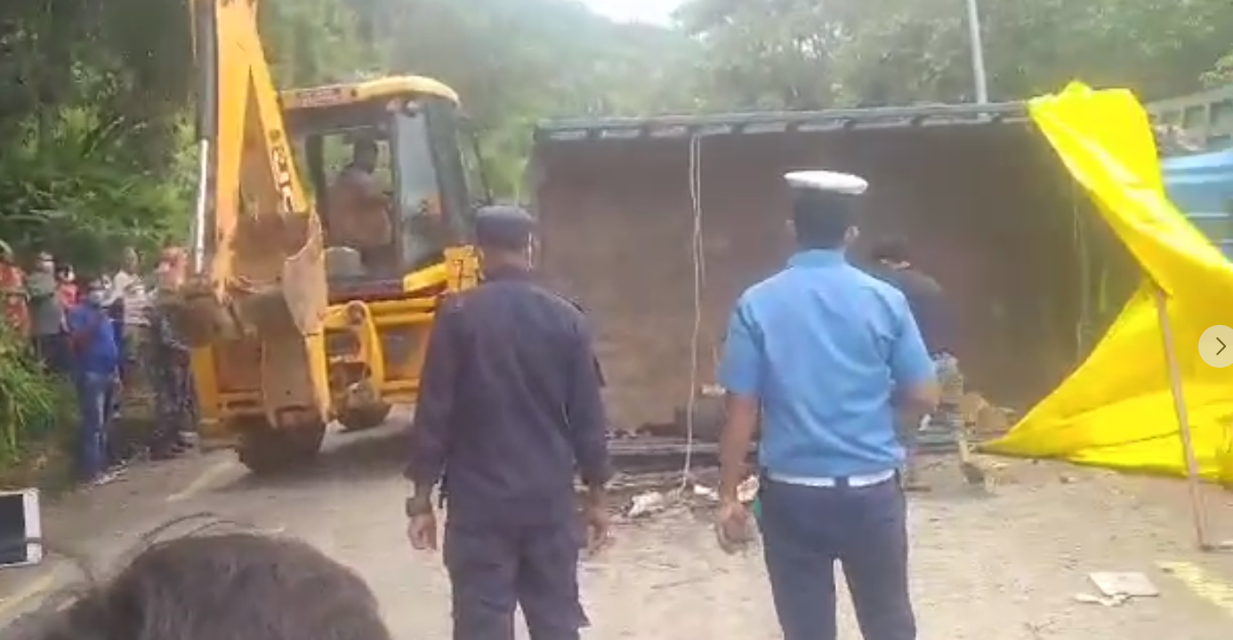 धादिङको खरिबाट धादिङवेशी आउँदै गरेको ट्रक दुर्घटना : २३ जना घाइते, ४ जनाको हेलिबाट उद्दार !