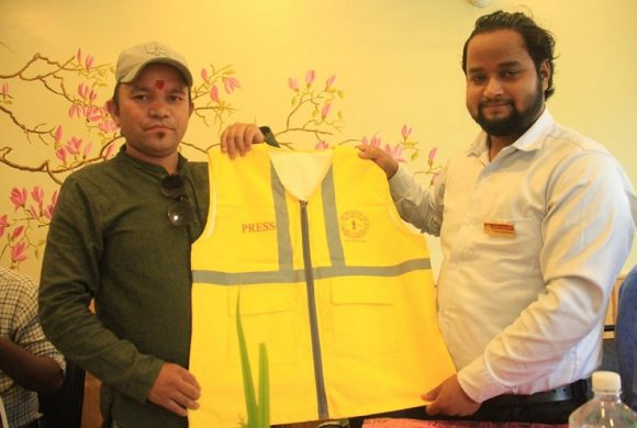 चितवनका ‘दलित पत्रकार’लाई प्रेस ज्याकेट वितरण