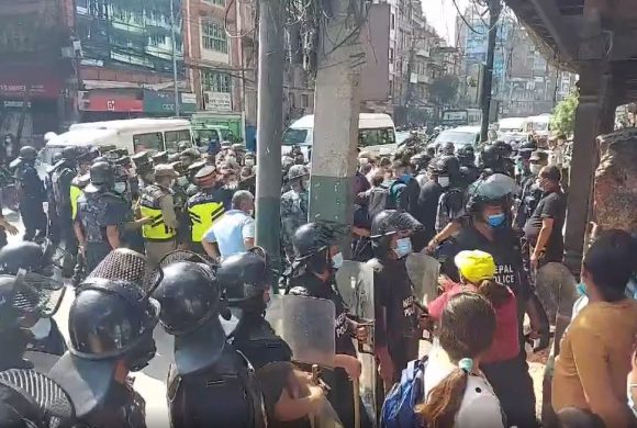 पुल्चोकका स्थानियबासीबाट यसरी लखेटिए श्री लालीगुराँस सहकारीका कर्मचारी ! (भिडियोसहित)