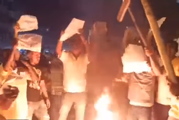 ‘मन्त्री’ नबनाएको झोँकमा उपेन्द्र यादवको पुत्ला दहन !