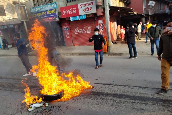 काठमाडौंमा विप्लव समुह आक्रमक : ठाउँ ठाउँमा टायर जलाएर विरोध (फोटोफिचर)