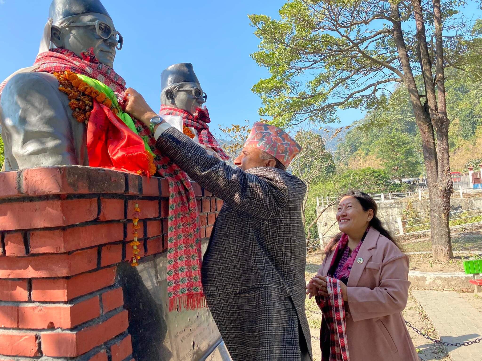 एमाले महासचिवमा निर्वाचित भएपछि श्रीमतिसहित दासढुंगा पुगे शंकर पोखरेल !