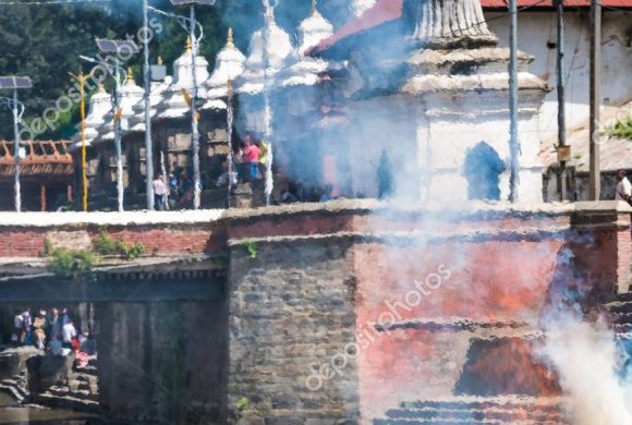 अत्याधिक ठूलो भिड चढेपछि पशुपति भित्रको वागमती पुल भत्कियो