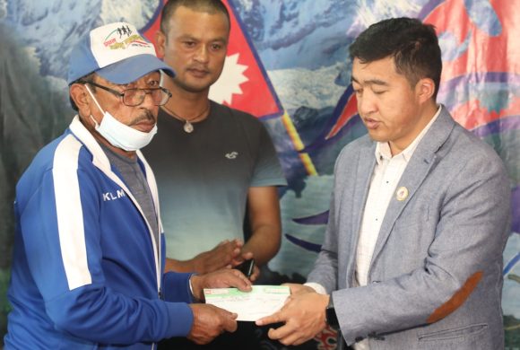 राष्ट्रिय खेलकुद परिषदद्वारा खेलाडीलाई सहयोग हस्तान्तरण