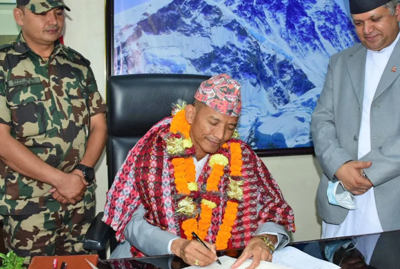 पदभार ग्रहण गर्दै चौधरीले भने– योग्यताअनुसार काम गर्छु, पदको दुरुपयोग गर्दिनँ