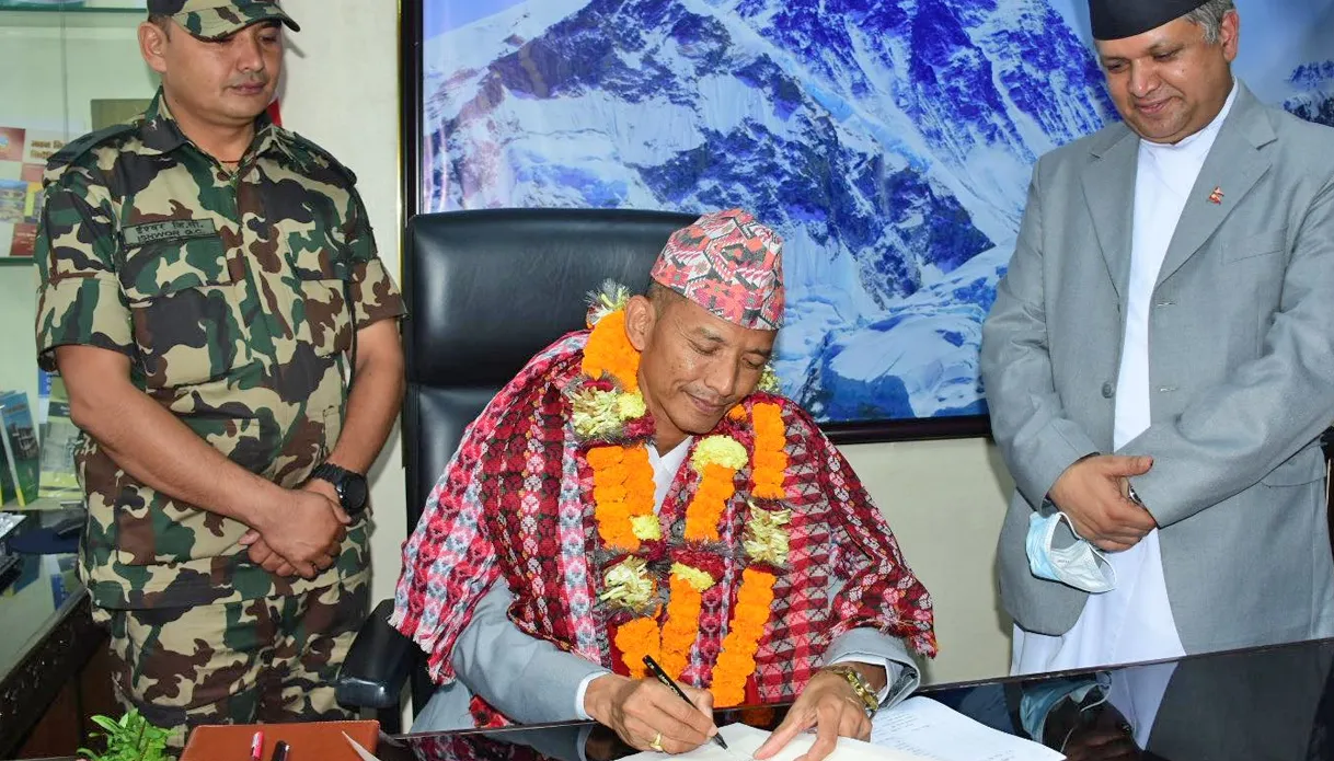 पदभार ग्रहण गर्दै चौधरीले भने– योग्यताअनुसार काम गर्छु, पदको दुरुपयोग गर्दिनँ