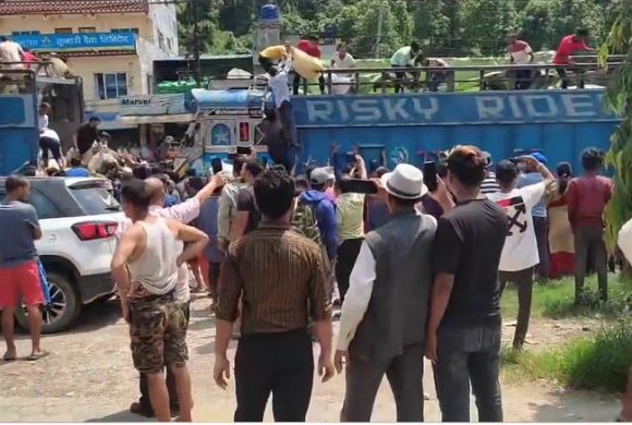 धार्केका किसानद्वारा २ ट्रक मल कब्जा, महिलामाथि सशस्त्र प्रहरीको ज्यादती !