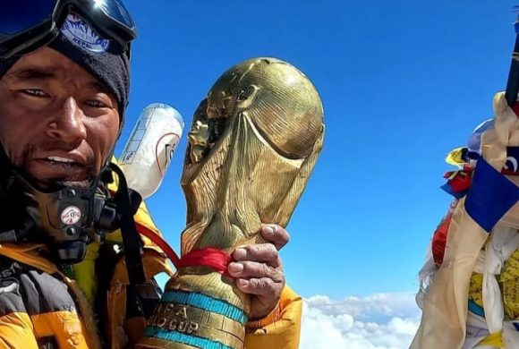 सगरमाथाको चुचुरोमा नरबहादुरले पुर्याए विश्वकपको ट्रफी