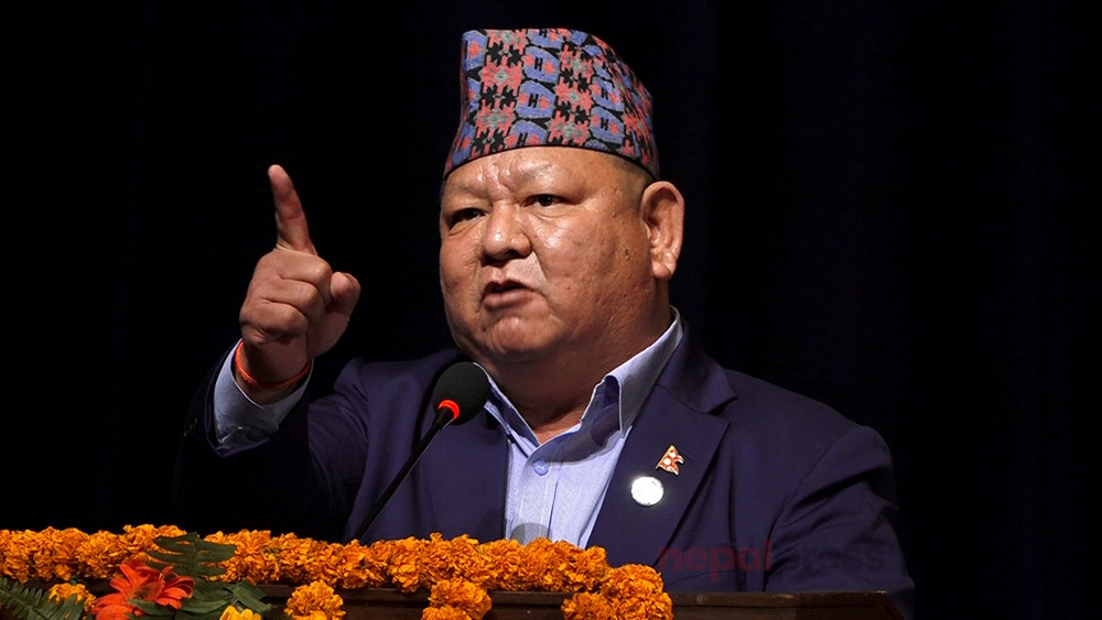 पदबाट राजीनामा दिएका प्रेम आलेले पत्रकार सम्मेलन गर्दै