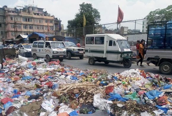 काठमाडौँबाट फोहोर बोकेका गाडी बञ्चरेडाँडाका स्थानीयले फेरि  रोके
