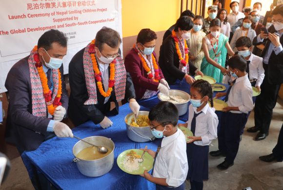 चिनियाँ नेता लिउ विद्यार्थीलाई खाना खुवाउन शान्ति निकुञ्ज माध्यमिक विद्यालय पुगे