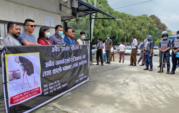 गभर्नर अधिकारीको राजीनामा माग्दै राष्ट्र बैंक अगाडि विद्यार्थी संगठनको कालो ब्यानर