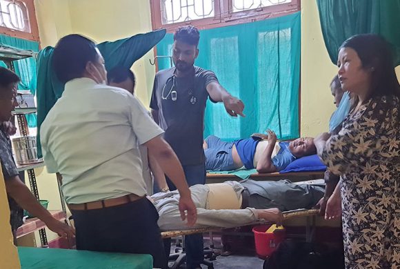 पूर्वमन्त्री शेर्पा सवार कार दुर्घटना, हेलिकोप्टरबाट काठमाडौं ल्याइयो