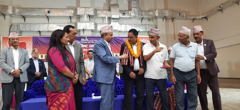 विवेकशील साझाका कर्णाली संयोजक दाहाल एमालेमा प्रवेश, भन्छन् ‘एमाले समाजवाद बोकेको पार्टी भएकाले प्रवेश गरेको हुँ ’