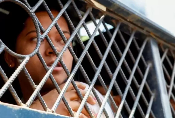 निहारिकालाई सर्वोच्च अगाडिबाट प्रहरीले  लियो नियन्त्रणमा