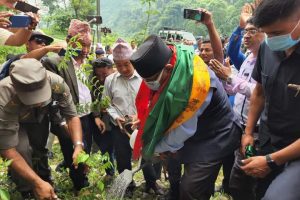 हर्क साम्पाङको रुख रोप्ने अभियानमा सहभागी हुन धरान पुगे प्रचण्ड