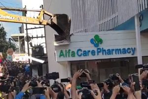 महानगरले भत्कायो अल्फाबिटाको अवैध संरचना, नक्सा बोकेरै पुगे मेयर शाह