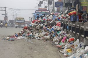 महामारीको जोखिमः मध्यपुरथिमिमा घरघर र चोकचोकमा थुप्रियो फोहोर