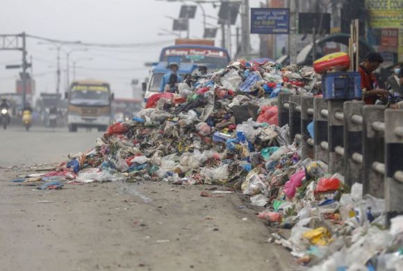 महामारीको जोखिमः मध्यपुरथिमिमा घरघर र चोकचोकमा थुप्रियो फोहोर