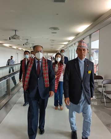 नारिता विमानस्थलमा प्रचण्डलाई जापानका लागि नेपालका राजदूत केसीद्वारा स्वागत