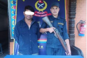 सार्वजनिक सवारी साधनमा सँगै यात्रा गरिरहेका यात्रुलाई बिस्कुट खान दिई बेहोस बनाई धनमाल चोरी गर्ने कार्यमा संलग्न १ जना ब्यक्ति पक्राउ