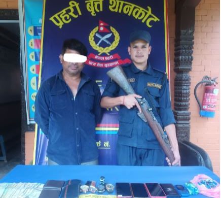 सार्वजनिक सवारी साधनमा सँगै यात्रा गरिरहेका यात्रुलाई बिस्कुट खान दिई बेहोस बनाई धनमाल चोरी गर्ने कार्यमा संलग्न १ जना ब्यक्ति पक्राउ