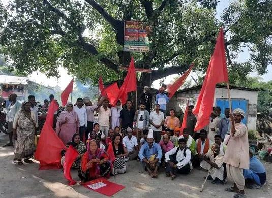 नवलपरासीमा मिटर ब्याज पीडितद्वारा साहुको घर घेराउ