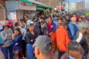 धादिङ हिँडेका यात्रु बसपार्कमै अलपत्र : प्रहरीको घुमुवा आतंकले बस ठप्प !