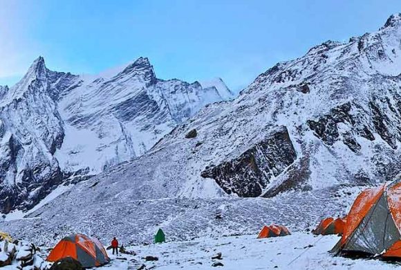 गोरखाको मनास्लु क्षेत्रमा हिमपहिरो : केही पर्यटक बेपत्ता भएपछि खोजी कार्य जारी