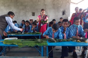 खेतबारी बाँझो नराख्न स्कूलबाटै सन्देश, विद्यार्थीलाई कोदोको सेल र कागुनाको खीर