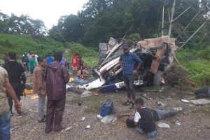 ब्रेक फेल भएपछि चालक हाम्फाले अनि बस पल्टियाे, १६ को मृत्यु, ३३ घाइते (नामावलीसहित)