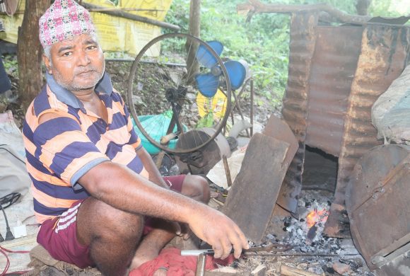 आरनमा मानिस नपाएपछि रामलालले बनाए बिजुलीबाट चल्ने घन