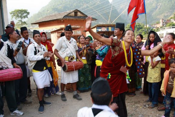 मौलिकता गुमाउँदै देउसी भैलो : बज्दैनन् मादल र खैजडी, नाचिँदैन सोरठी र मारुनी