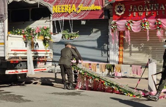 न्युरोडमा तिहारको लागि सजाइएको माला र गेट महानगरले  हटायो