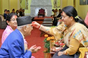 ओलीले लगाए राष्ट्रपतिको हातबाट दशैंको टीका