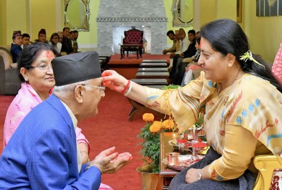 ओलीले लगाए राष्ट्रपतिको हातबाट दशैंको टीका