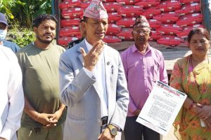 बाढीपीडितलाई चामल बाँडेपछि मन्त्री मेटमणि चौधरीलाई आयोगले सोध्यो स्पष्टीकरण