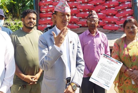 बाढीपीडितलाई चामल बाँडेपछि मन्त्री मेटमणि चौधरीलाई आयोगले सोध्यो स्पष्टीकरण