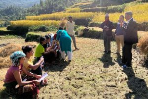 मतदाता भन्छन्: ‘नमस्कार र आश्वासनले तिर्खा मेटिदैन’
