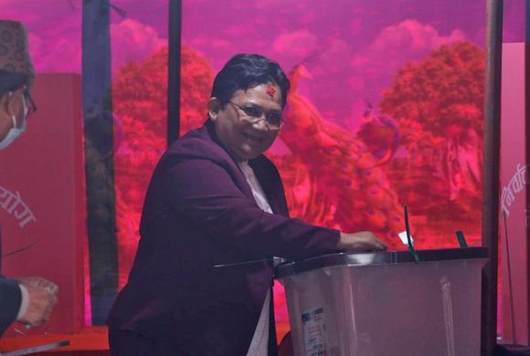पम्फा भुसालले गरिन् मतदान
