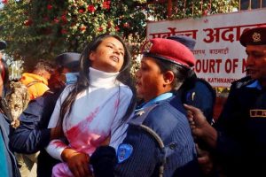 सर्वोच्चको गेटमा रातो रङ फ्याँकेर न्याय माग्दै बिनु